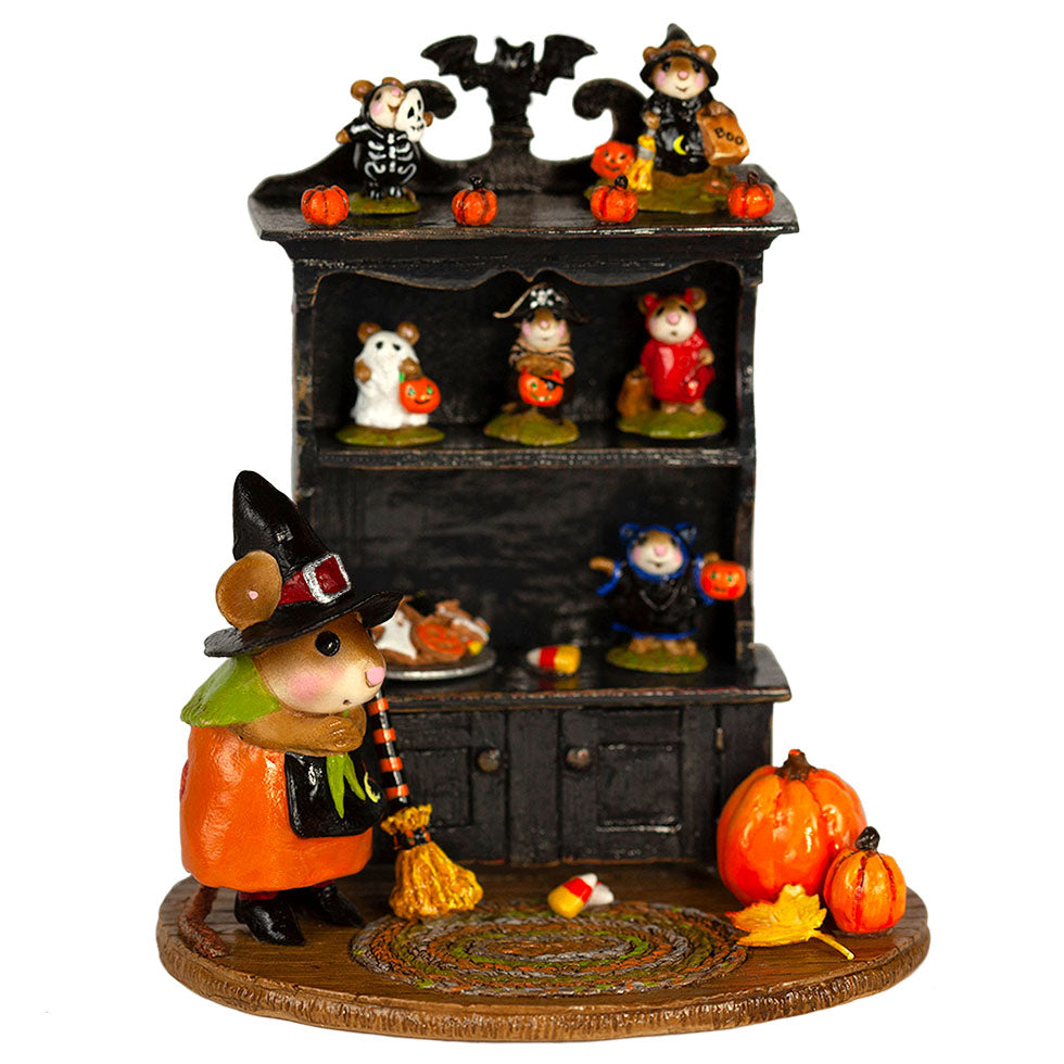 Collector's Halloween Curio (full)