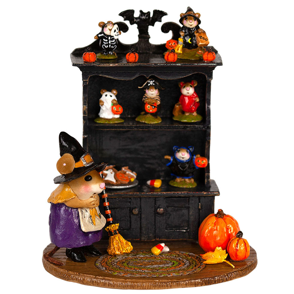 Collector's Halloween Curio (full)