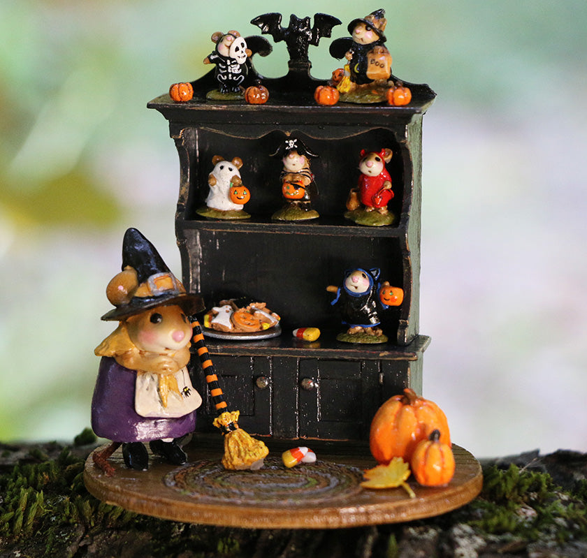 Collector's Halloween Curio (full)